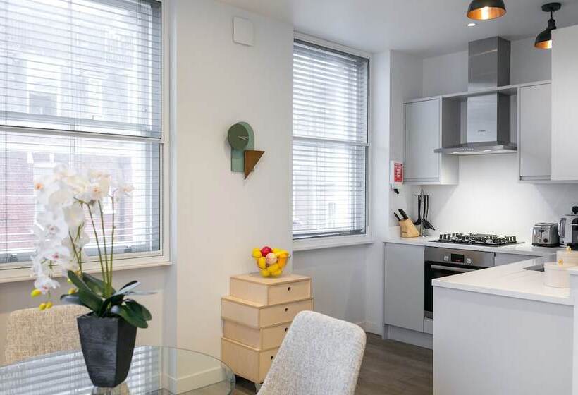 Urban Chic  Rathbone