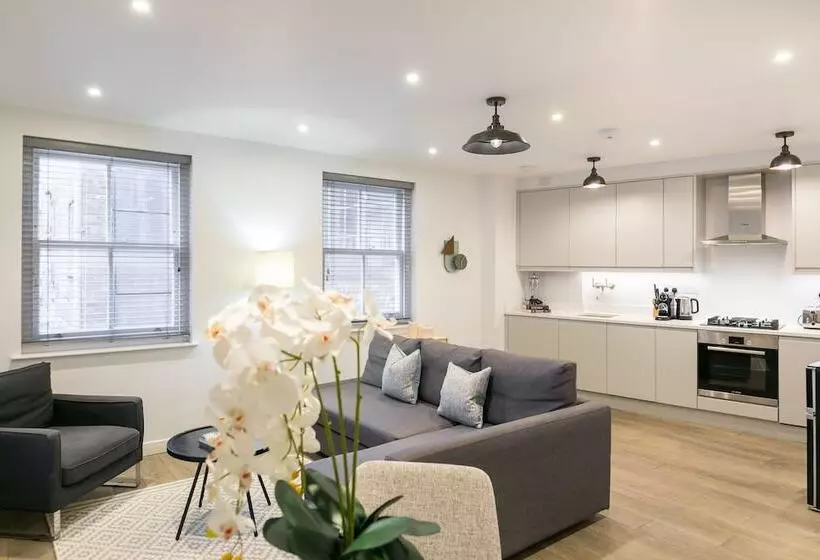 Urban Chic  Rathbone