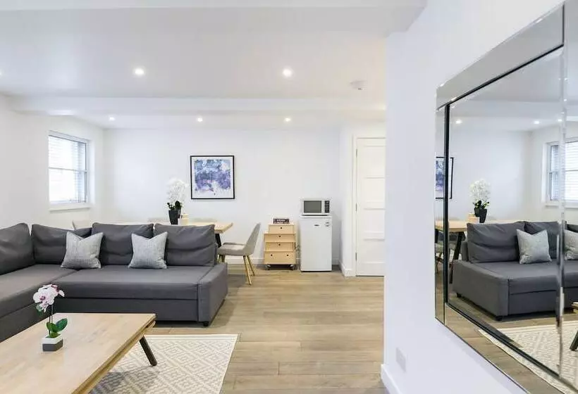 Urban Chic  Rathbone