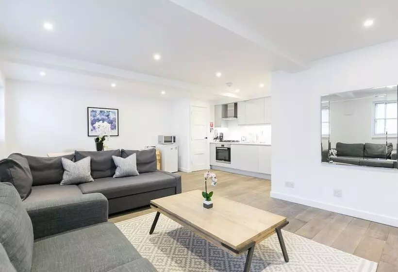 Urban Chic  Rathbone