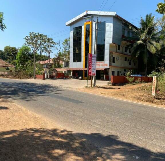 ホテル Adheesh Lodge