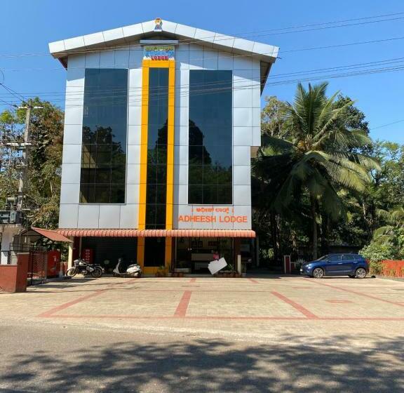 ホテル Adheesh Lodge