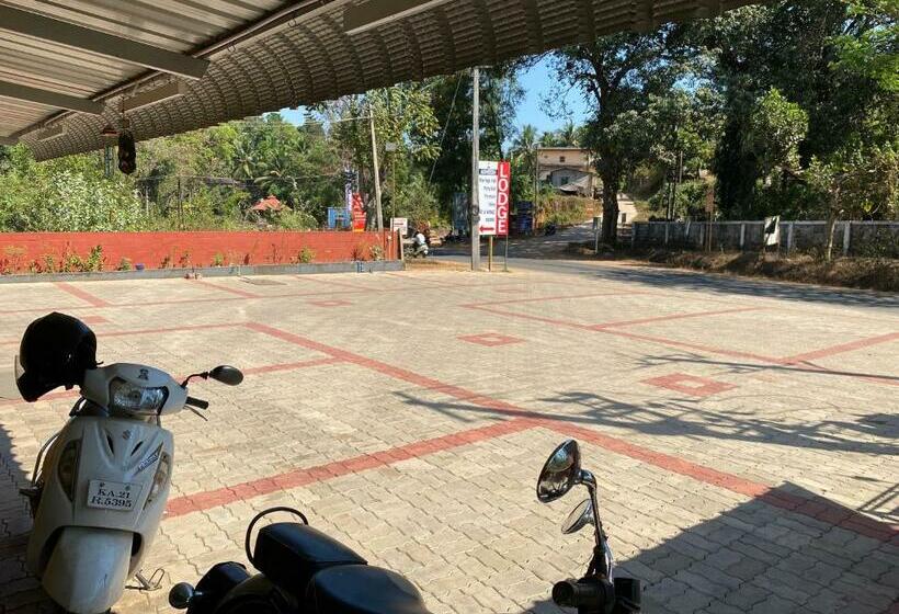 ホテル Adheesh Lodge