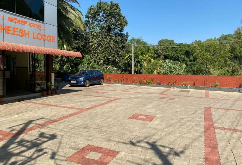 ホテル Adheesh Lodge