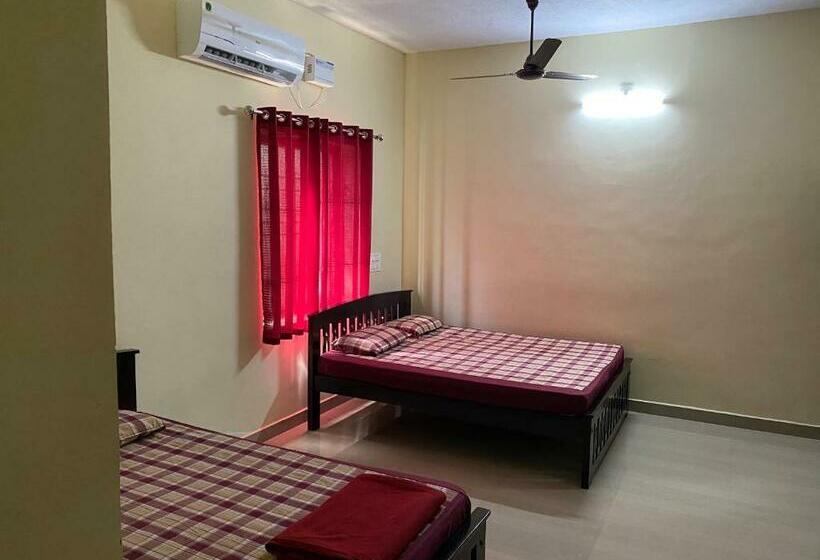 ホテル Adheesh Lodge