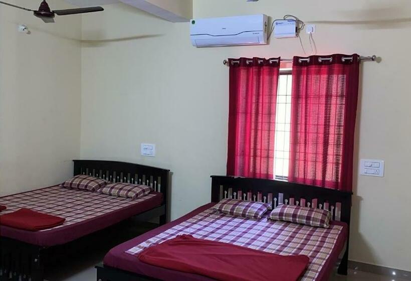 ホテル Adheesh Lodge