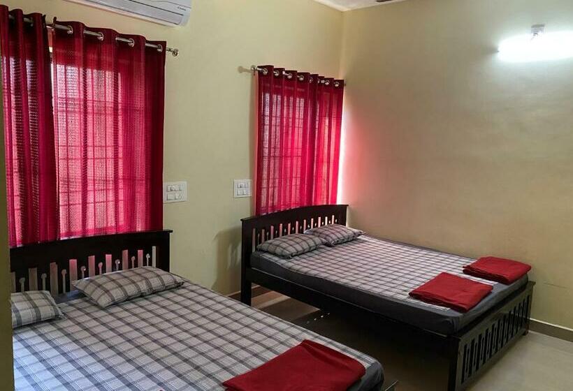 ホテル Adheesh Lodge