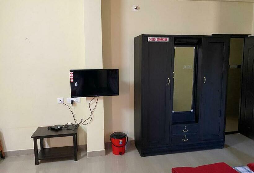 ホテル Adheesh Lodge