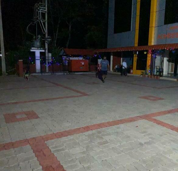 ホテル Adheesh Lodge