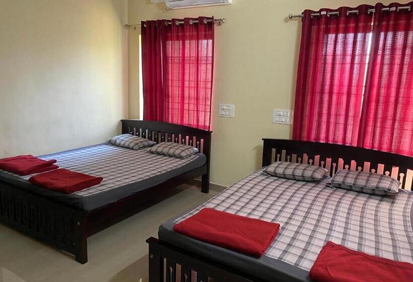 ホテル Adheesh Lodge