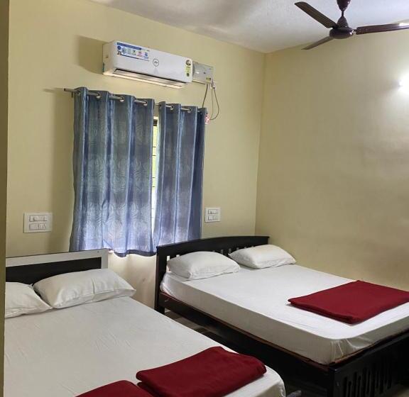 ホテル Adheesh Lodge