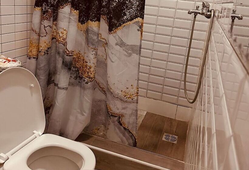 پانسیون Bates Garden Guest House