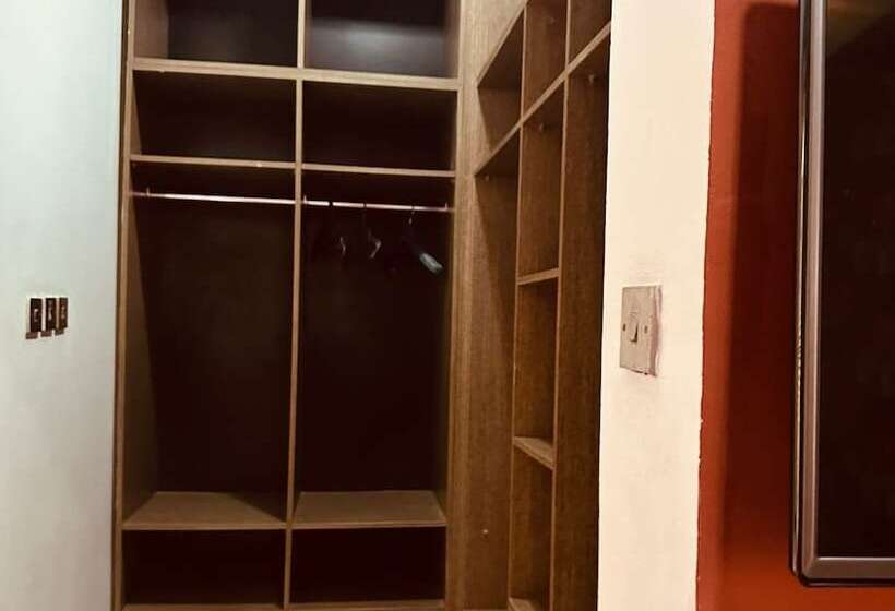 پانسیون Bates Garden Guest House