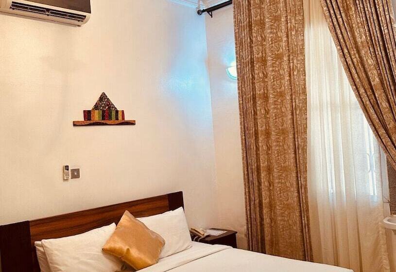 پانسیون Bates Garden Guest House