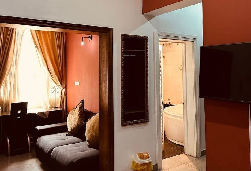 پانسیون Bates Garden Guest House