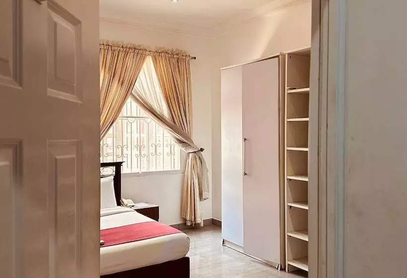 پانسیون Bates Garden Guest House