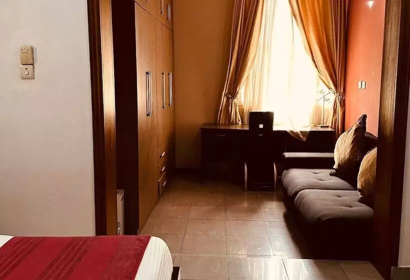 پانسیون Bates Garden Guest House