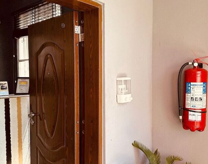 پانسیون Bates Garden Guest House