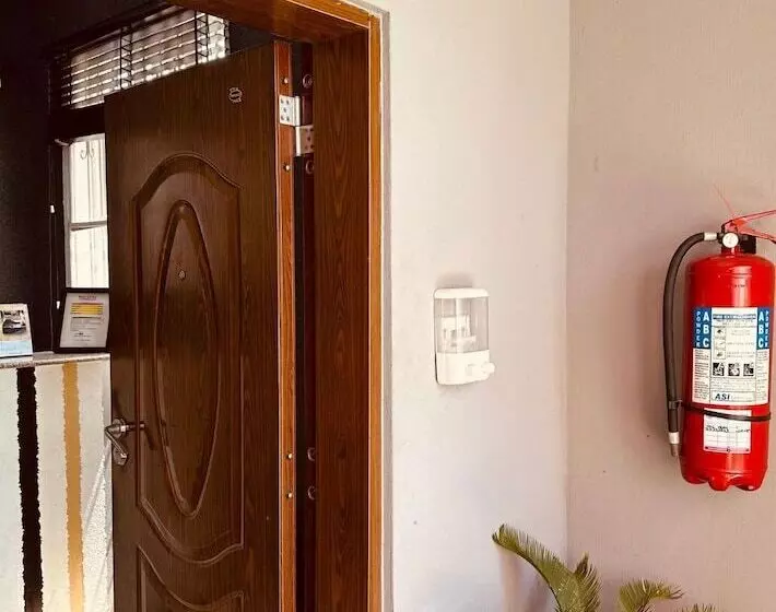 پانسیون Bates Garden Guest House