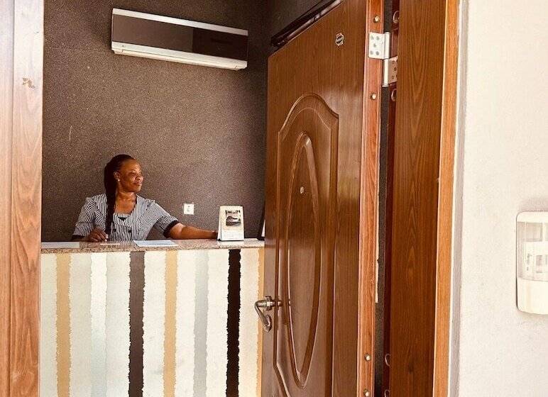 پانسیون Bates Garden Guest House