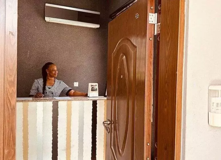 پانسیون Bates Garden Guest House