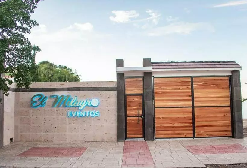 ホテル El Milagro