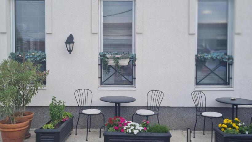 تختخواب و صبحانه Minicity Inn