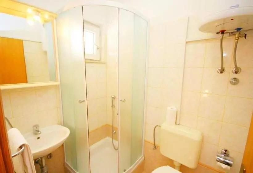 호텔 Apartments And Rooms With Parking Space Mlini, Dubrovnik   8835