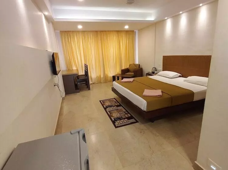 Hotelli Famafa Beach Resort