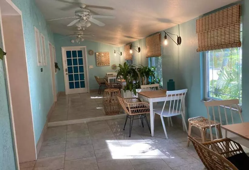 3gulls Inn Ozona Boutique Hotel Steps From Restaurants & Brewery Swimspa Pool Pet Friendly