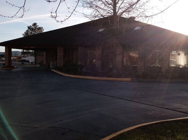 Отель New Martinsville Inn