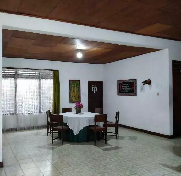 ホテル Olibert Parapat Ajibata Mitra Reddoorz