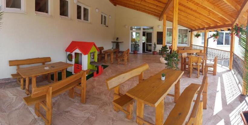 פנסיון Agrohotel Tri Brezy