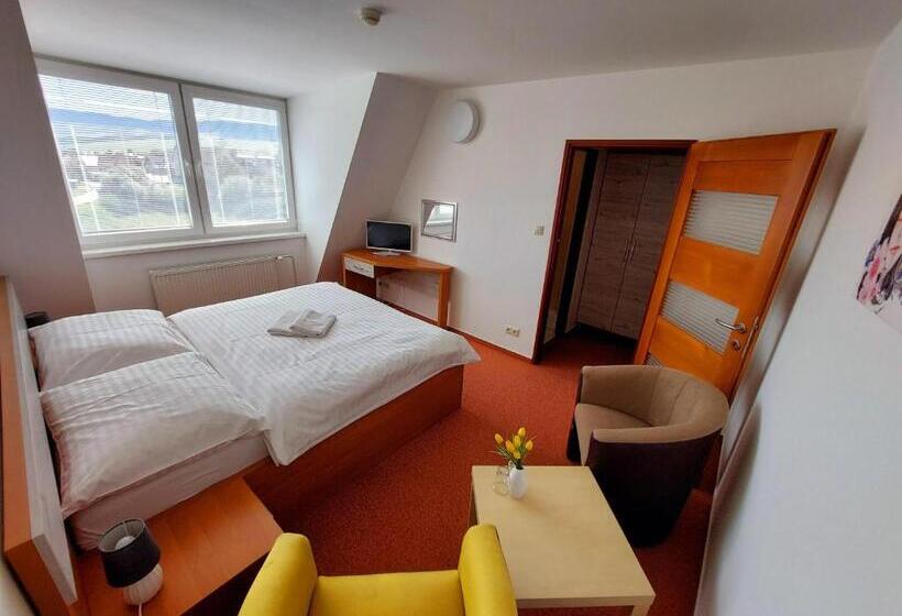 פנסיון Agrohotel Tri Brezy