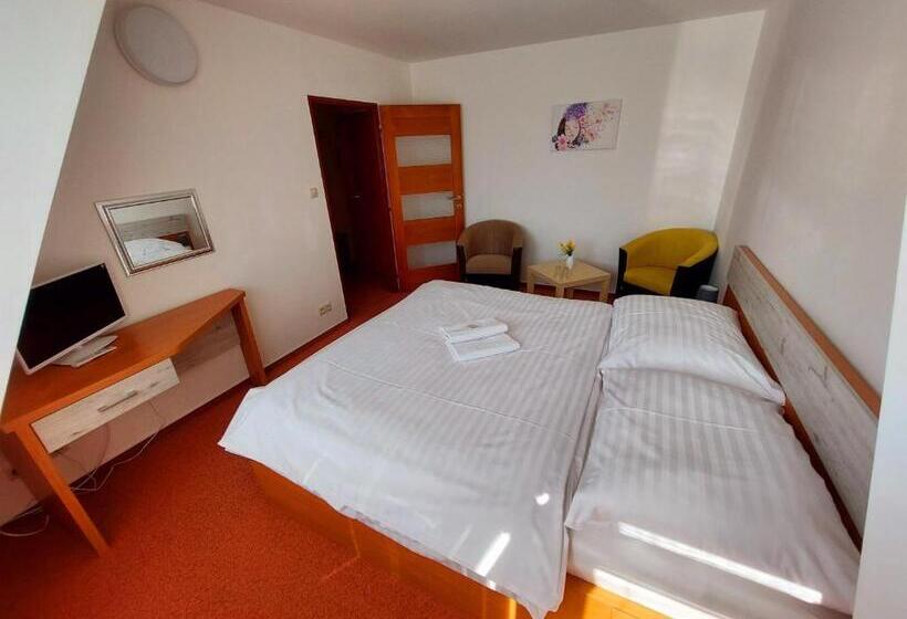 פנסיון Agrohotel Tri Brezy