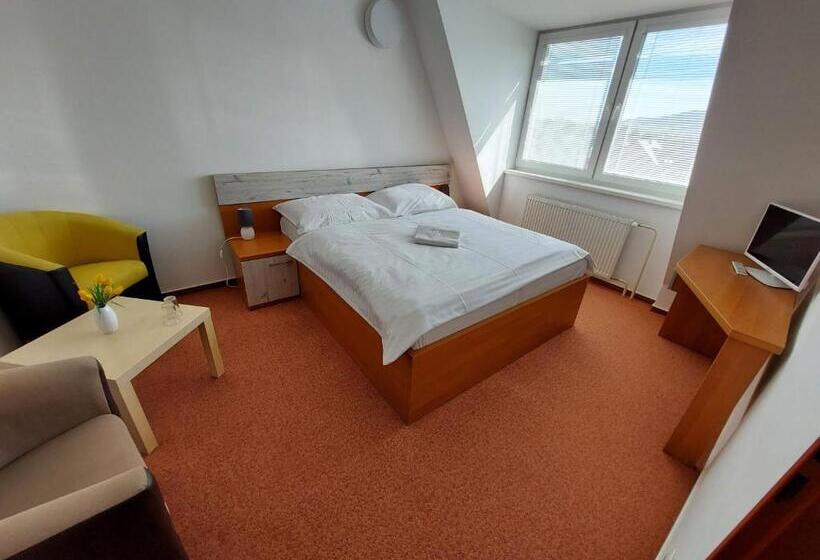 פנסיון Agrohotel Tri Brezy