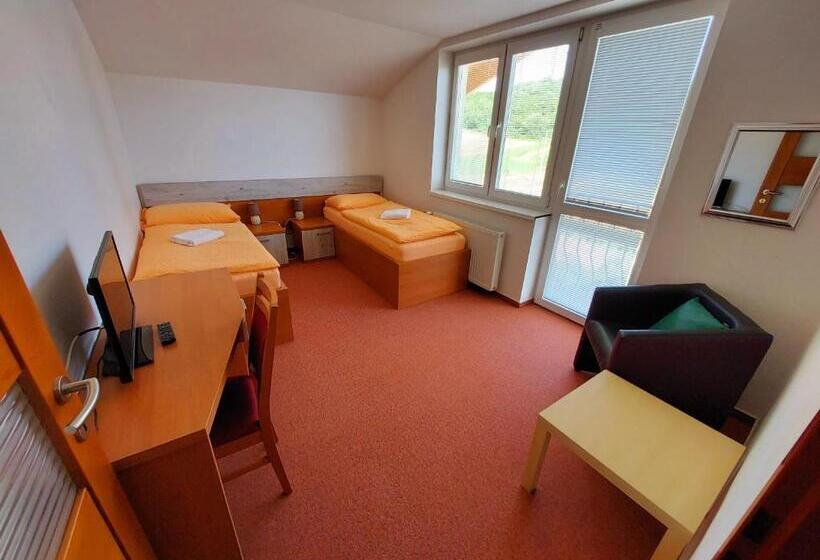 פנסיון Agrohotel Tri Brezy