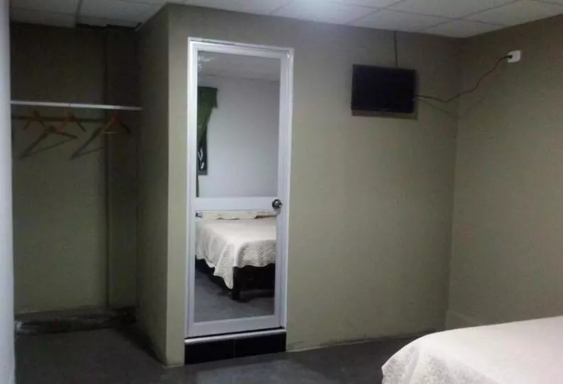 ペンション Hospedaje Tirol Lodging Spa
