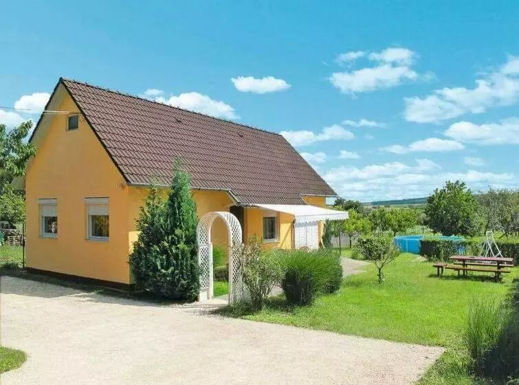 Majatalo önálló, Klimatizált, Medencés Nyaraló A Balatonnál!