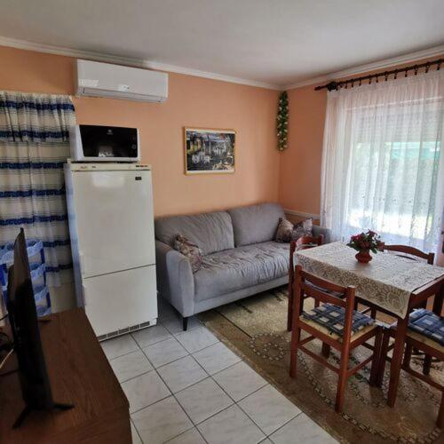 Пансион önálló, Klimatizált, Medencés Nyaraló A Balatonnál!