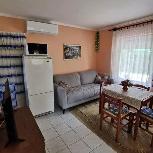 Majatalo önálló, Klimatizált, Medencés Nyaraló A Balatonnál!