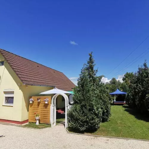 Majatalo önálló, Klimatizált, Medencés Nyaraló A Balatonnál!