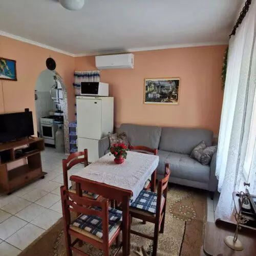 Majatalo önálló, Klimatizált, Medencés Nyaraló A Balatonnál!