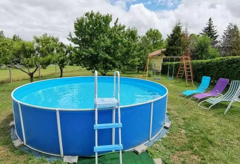 Majatalo önálló, Klimatizált, Medencés Nyaraló A Balatonnál!