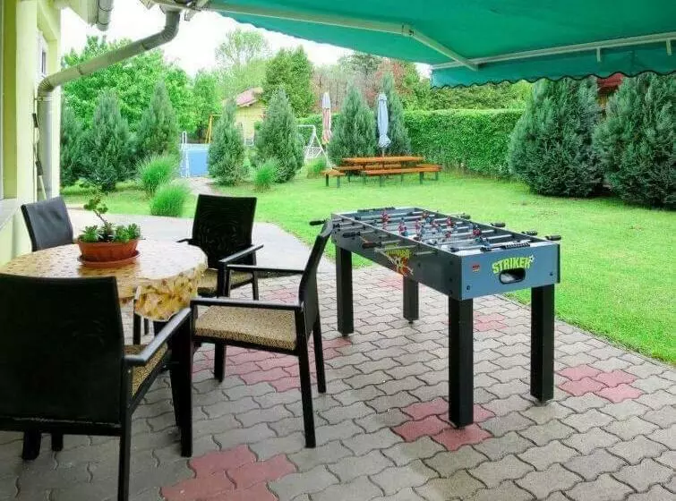 Majatalo önálló, Klimatizált, Medencés Nyaraló A Balatonnál!