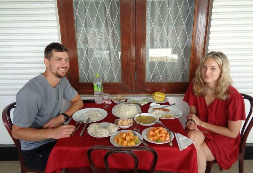 Пансион Saranga Holiday Inn