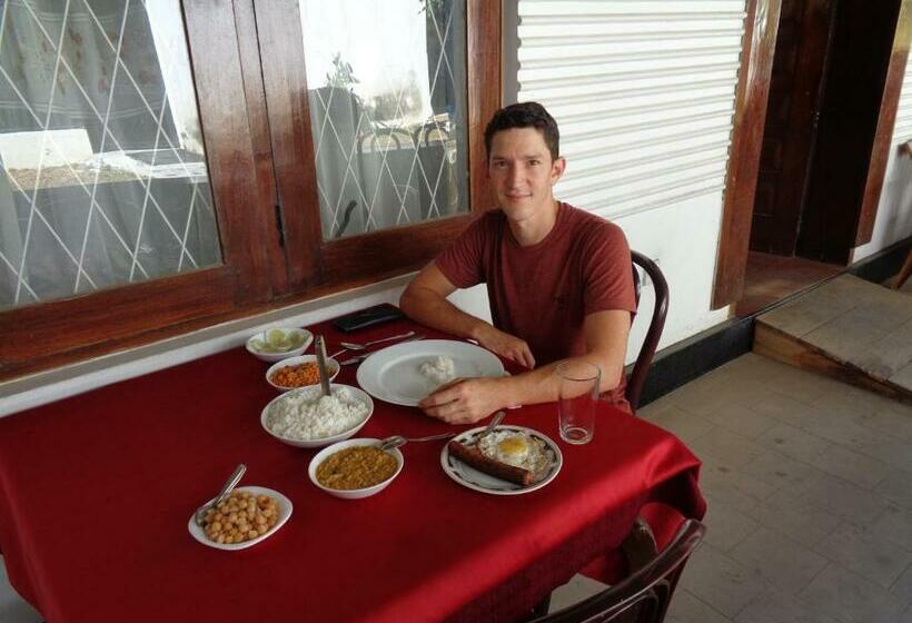 Пансион Saranga Holiday Inn