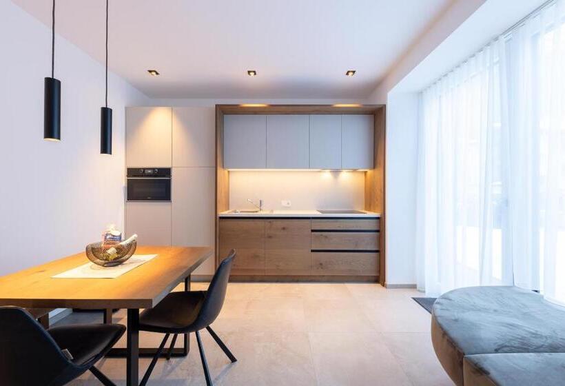 Max Mountain Apartments