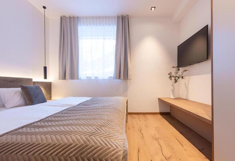 Max Mountain Apartments