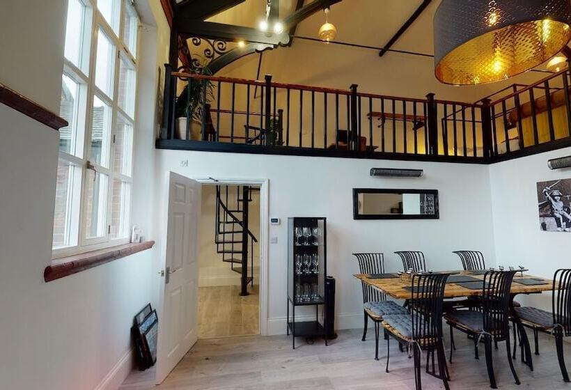 Hu1 Boutique City Apartment  Sleeps 6